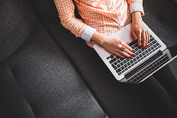 gadis, menulis, sofa, komputer, tangan, rumah, laptop, belajar, macbook, macbook pro, orang-orang