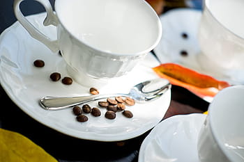 Cafe, Kaffeetasse, Kaffeebohnen, weiße Tasse, Untertasse, Löffel, Kaffeezeit, Kaffeepause, Café, Kaffetisch, Kaffeekultur