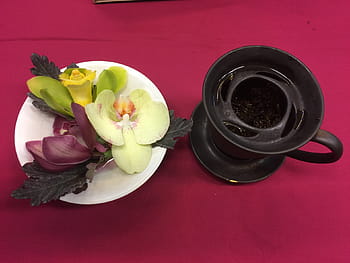 Essenstee, Teetasse, Blumengesteck, Orchidee blüht, Teezeit, Sitzordnung bei Tisch, Tee-Zeremonie, Tee und Blumen, Teezubehör, Teekultur, Teepräsentation