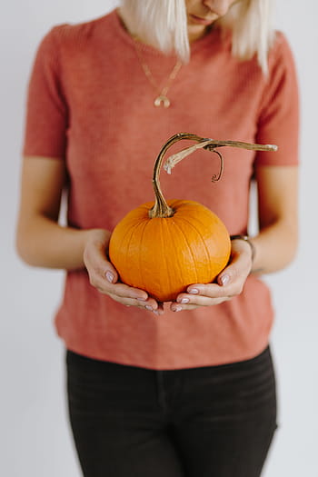 mujeres, manos, suéter, tenencia, calabaza, hembra, persona, amarillo, otoño, naranja, vegetales