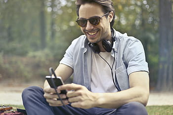 muž, nošení, chytrý telefon, 25-30 let, Naslouchání, hudba, starý, venku, park, sluneční brýle, mladý