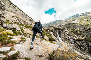 joven, en forma, mujer, senderismo, cascada de montaña, aventuras, bolsa, peligroso, destino, explorar, aire fresco