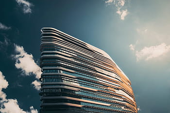 hong kong architektura, moderní mrakodrap, městské panorama, moderní budova, skleněná fasáda, pohled na panoráma města, architektonický design, výšková konstrukce, městského rozvoje, modrá obloha, mrak pozadí