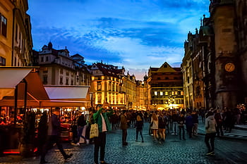 prague sunset, αστικό τοπίο, αστική σκηνή, τα φώτα βράδυ, ιστορικά κτίρια, πλακόστρωτο δρόμο, υπαίθρια τραπεζαρία, πλήθος ανθρώπων, ευρωπαϊκή αρχιτεκτονική, ατμόσφαιρα λυκόφωτος, καφετέριες