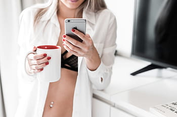 wanita, menggunakan, smartphone, rumah, kecantikan, kamar tidur, tubuh, bisnis, kopi, cangkir kopi, waktu