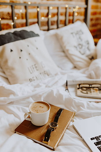 kopi pagi, tempat tidur, bekerja, kantor rumah, kantor tempat tidur, kamar tidur, dinding bata, batu bata, laptop, macbook, macbook pro