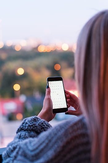 wanita, menggunakan, calendar.app, smartphone, aplikasi, kuku hitam, bokeh, bisnis, kalender, kota, lampu kota