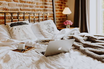 kopi pagi, tempat tidur, bekerja, kantor rumah, kantor tempat tidur, kamar tidur, dinding bata, batu bata, laptop, macbook, macbook pro