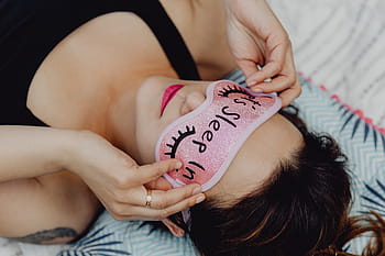 ceria, gadis, santai, kamar tidur, -, atas, pandangan, brunette, wanita, pink, tidur