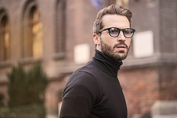 muda, berjanggut, laki-laki, mengenakan, hitam, turtleneck, atas, kacamata, berpose, jalan, 30-35 tahun