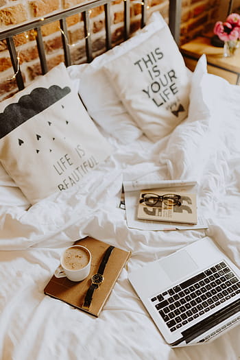 kopi pagi, tempat tidur, bekerja, kantor rumah, kantor tempat tidur, kamar tidur, dinding bata, batu bata, laptop, macbook, macbook pro