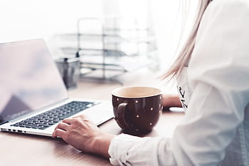 mujer, trabajando, bebiendo té, oficina, agencia, asistente, negocios, empresa, redactor, corporación, agencia digital