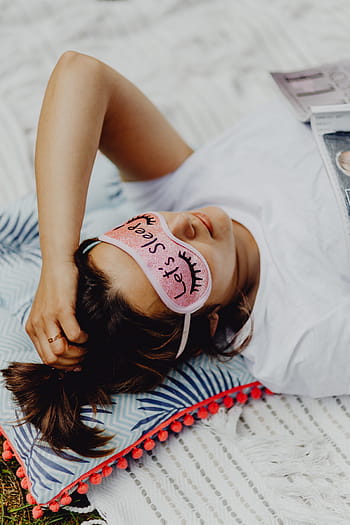 ceria, gadis, santai, kamar tidur, -, atas, pandangan, brunette, wanita, pink, tidur