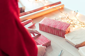 wanita, pembungkus, natal, hadiah, dekorasi natal, hadiah natal, lampu natal, waktu natal, desember, dekorasi, pembungkus hadiah