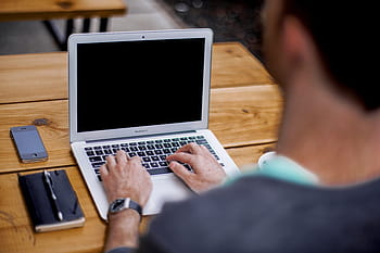 MacBook Air, laptop, computer, werk, iphone, blocnote, pen, typen, tafel, hout, technologie