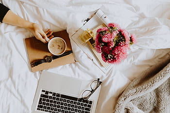 kopi pagi, tempat tidur, bekerja, kantor rumah, kantor tempat tidur, kamar tidur, dinding bata, batu bata, laptop, macbook, macbook pro