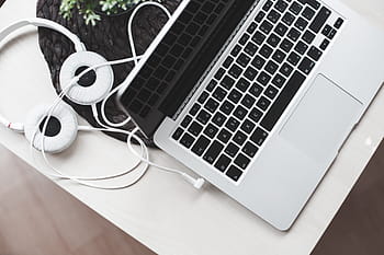 pengaturan musik multimedia laptop, headphone, beruang, tempat tidur, kamar tidur, dj, keyboard, laptop, mendengarkan, macbook, macbook pro