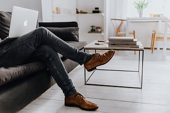 homem, trabalhando, apartamento scandi, pernas, interior, mínimo, minimalista, design de interiores, sofá, mesa de café, branco