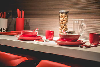 rotes Frühstück, Schüssel, Morgen, Walnüsse, Zuhause, Tabelle, Holz, Tasse, Gabel, Messer, Stuhl