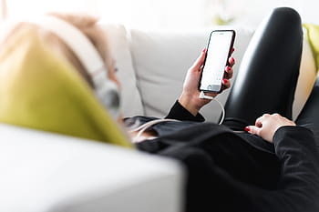 mulher, relaxante, escutando, transmitido, música, quarto, frio, fones de ouvido, casa, deitado, sala de estar