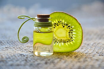 kosmetický olej, esenciální olej, krása, lázně, kiwi, skleněná láhev, aromaterapie, kosmetologie, přírodní kosmetika, medicína, léčba