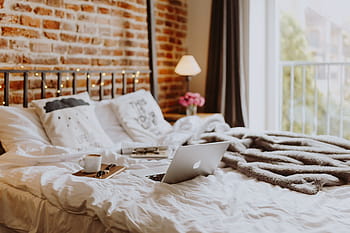 kopi pagi, tempat tidur, bekerja, kantor rumah, kantor tempat tidur, kamar tidur, dinding bata, batu bata, laptop, macbook, macbook pro