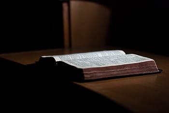 rezervovat, bible, čtení, stůl, temný, pokoj, místnost