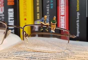 rezervovat, číst, miniaturní figurky, brýle, důchodců, vzdělání, hledáním, sklenka, brýle a optiky, starý, důchodce