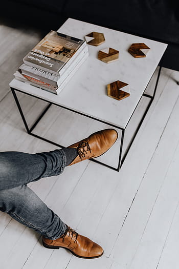 homem, trabalhando, apartamento scandi, pernas, interior, mínimo, minimalista, design de interiores, sofá, mesa de café, branco
