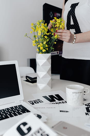 área de trabalho, amarelo, flores, fêmea, mínimo, branco, local de trabalho, mesa, feminino, escritório em casa