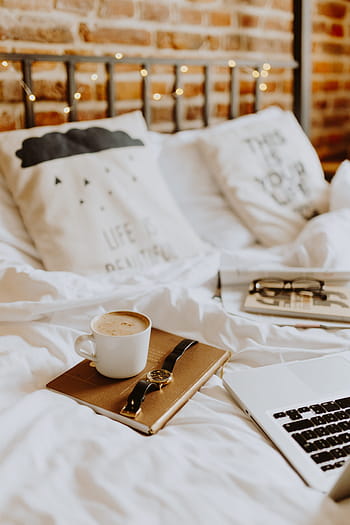 kopi pagi, tempat tidur, bekerja, kantor rumah, kantor tempat tidur, kamar tidur, dinding bata, batu bata, laptop, macbook, macbook pro