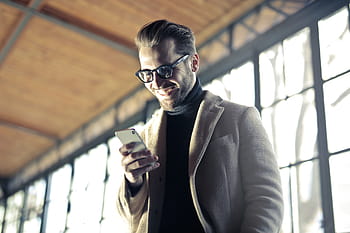 mladý, dospělého muže, vzhled, mobilní telefon, 30-35 let, brýle, usmívající se, strniště, sluneční brýle, vousy, béžový