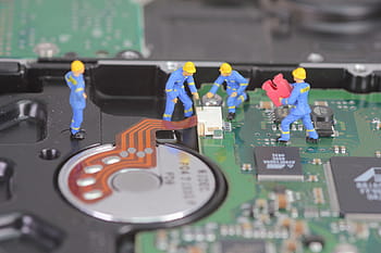 počítač, pevný disk, miniaturní figurky, mikročip, technologie, elektronika, hdd, ide, sata, úložiště dat, paměťové médium