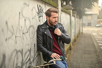 pria kaukasia, mengenakan, jaket kulit, celana jeans, 30-35 tahun, Dewasa, Sepeda, Senang, Jaket, Miring, Musik