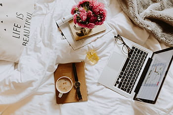 kopi pagi, tempat tidur, bekerja, kantor rumah, kantor tempat tidur, kamar tidur, dinding bata, batu bata, laptop, macbook, macbook pro