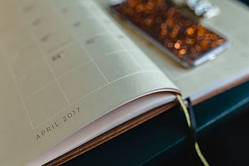 meja kantor rumah, macbook, iphone, kalender, jam tangan, &, penyelenggara, kantor, ruang kerja, tempat kerja, telepon