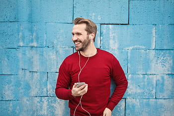 dospělého muže, nošení, Červené, svetr, Naslouchání, tyrkysový, cihlová zeď, 30-35 let, dospělý, kabel, hudba