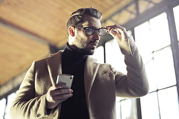 mladý, dospělého muže, odstranění, pravá ruka, hospodářství, mobilní telefon, vlevo, odjet, 30-35 let, brýle, strniště, sluneční brýle