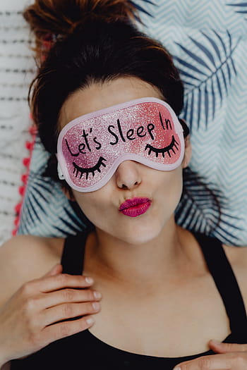 ceria, gadis, santai, kamar tidur, -, atas, pandangan, brunette, wanita, pink, tidur