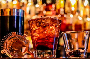 alkohol, napít se, sklenka, bar, večírek, oslava, whisky, víno, hospoda, koktejl, noční život