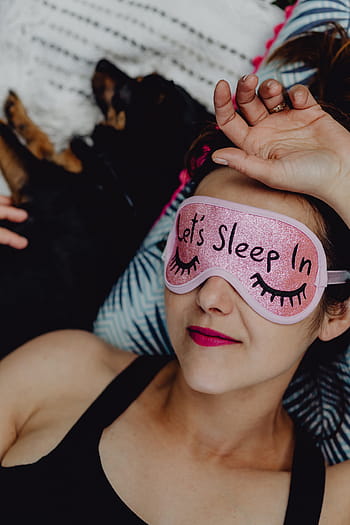 ceria, gadis, santai, kamar tidur, -, atas, pandangan, brunette, wanita, pink, sedang tidur